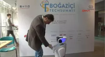 Robot Sanbot Teknoloji Zirvesinde İlgi Odağı Oldu