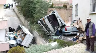 Kamyonet 20 Metre Yükseklikten Otomobilin Üzerine Düştü