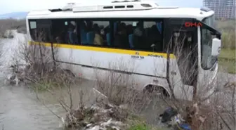 Manisa Çay Ortasında Mahsur Kalan 25 İşçiyi İtfaiye Kurtardı