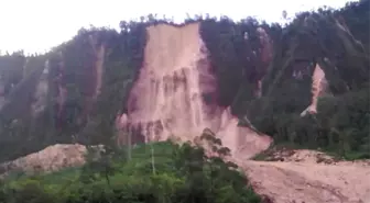 Papua Yeni Gine'deki 7,5'lik Deprem, Dağları Yerinden Oynattı