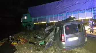 Erzurum'da Kamyon İle Otomobil Kafa Kafaya Çarpıştı: 4 Ölü, 1 Yaralı