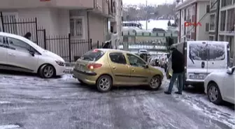 Kaza Anı Kamerada... Ara Sokaklardaki Buzlanma Sürücü ve Yayalara Zor Anlar Yaşattı