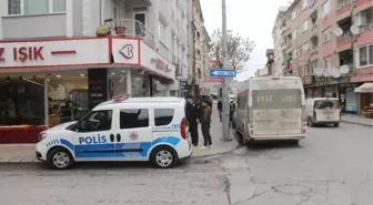 Okul Servisinde Uyuyakalan Çocuğu Mahalleli Fark Etti, Polis Alarma Geçti