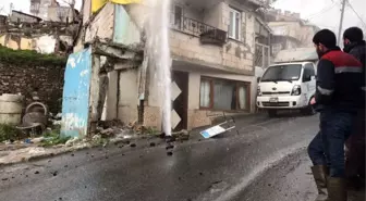 Beyoğlu'nda Patlayan İsale Borusundan Yükselen Su Evlerin Boyunu Geçti