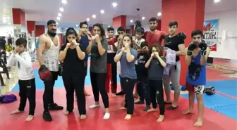 Mardinli Kızlar Kick Boks ile Çocuk Gelinlere Önlem Arıyor