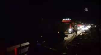 Otomobiller Çarpıştı: 2 Ölü, 4 Yaralı
