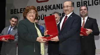 Başkan Gümrükçüoğlu En Sevilen Belediye Başkanı Ödülünü Aldı