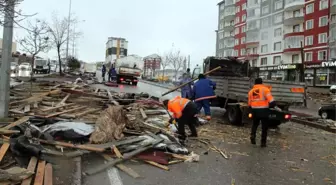 Yozgat'ta Şiddetli Rüzgar Çatıları Uçurdu, 1 Kişi Yaralandı
