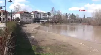 Bartın Irmağı 5 Metre Yükseldi, Yollar Su Altında Kaldı