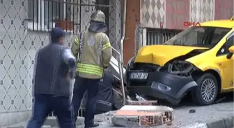 Taksi Doğalgaz Kutusuna Çarptı, Facianın Eşiğinden Dönüldü