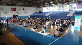 250 Kadın Hep Birlikte Yoga Yaptı