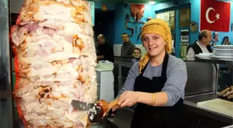 Yeter Usta' Döner Kesip, Pide ve Lahmacun Yapıyor