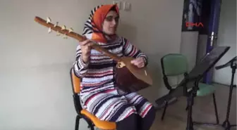 Bingöl'de Görme Engelli Kadın, 2 Ayda Öğrendiği Bağlama ile Yaşama Tutundu