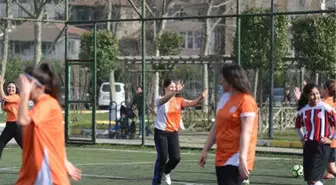 Kızlar da Futbol Oynar