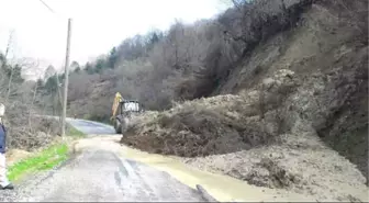 Heyelan Köy Yolunu Kapattı