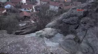 Karabük Tepeden Kopan Kayalar Garajın Üstüne Düştü