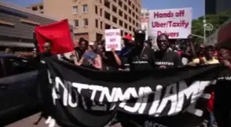 Uber ve Taxify'in Yüzlerce Şoförü Johannesburg'da Sokağa Döküldü
