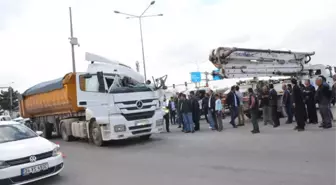 Batman'da Beton Aracına Çarpan Tır Sürücüsü Ağır Yaralandı