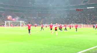 Galatasaray Taraftarından Derbi Öncesi Coşkulu Destek!-1-Hd