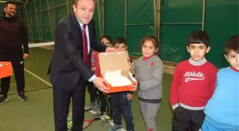 Hayırsever İş Adamı Ağrılı Tenisçilere Ayakkabı Desteği