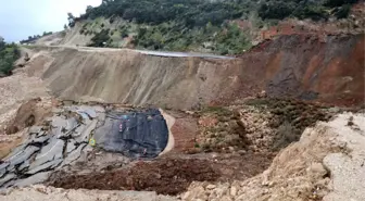 Heyelanın Kapattığı Yol Geçici Olarak Trafiğe Açılacak