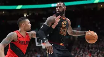 LeBron James Maç Ortasında Taraftarla Tartıştı