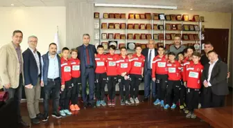 Şampiyon Sporcular Başkan Tollu'yu Ziyaret Etti