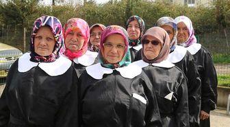 Çocukken Giyemedikleri Siyah Önlük Beyaz Yakayla Okuma Yazma Kursuna Gidiyorlar