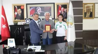 Sporculardan Başkan Toprak'a Plaket