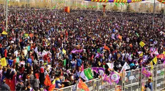 Diyarbakır'da Nevruz Kutlamaları Başladı, Kanalizasyonda Bile Bomba Araması Yapıldı