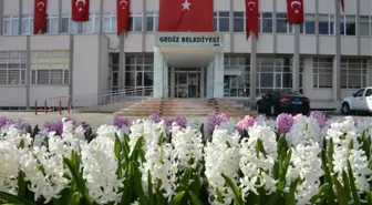 Gediz Belediyesi'nin Yeşil Alanların Bakımı ve Çiçeklendirilmesi Çalışmaları