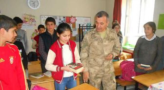 Jandarma Komutanı Atasoy Öğrencileri Sevindirdi