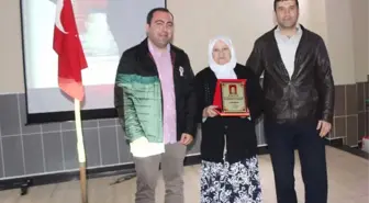 Kaymakam Karataş'tan Şehit Annesine Plaket