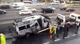 İstanbul'da Sahil Yolunda Servis Minibüsü Alev Alev Yandı