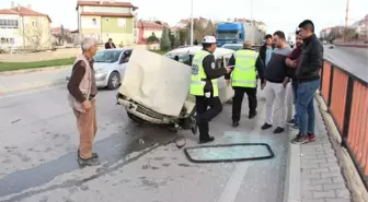 Otomobilinin Ön Camına Havadan Korkuluk Demiri Düştü, Ölümden Döndü