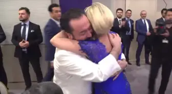 Adnan Oktar, Gecesinde Sahne Alan Muazzez Ersoy'a Sımsıkı Sarıldı