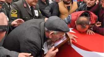 Afrin Şehidini Binler Uğurladı! Acılı Babanın Oğlunun Fotoğrafını Öptüğü Anlar Yürekleri Dağladı