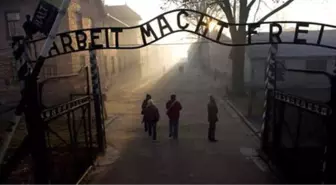 İsrailli Adam Auschwitz Toplama Kampındaki Anıta Tuvaletini Yaptı