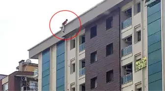 Borçları Yüzünden Bunalıma Giren Adam Binadan Aşağı Sarktı! O Anlar Kamerada