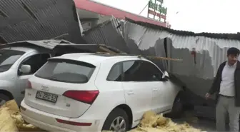 Ağrı'da Çatılar Uçtu, Araçlar Çatıların Altında Kaldı