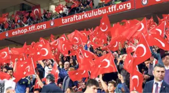 Tribünler Kırmızı-beyaz