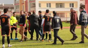 Amatör Ligde Saha Karıştı, Hakem Futbolcuya Saldırdı