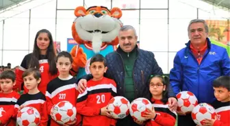 Körfez'de 1000 Futbol Topu Dağıtıldı