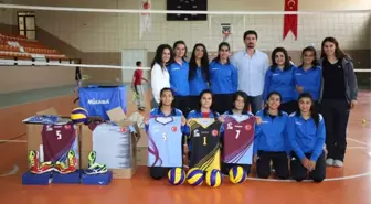 Lice'de Kız Voleybol Takımına Malzeme Desteği