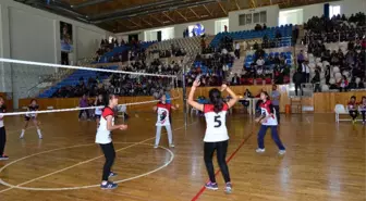 Kumluca'da Küçük Kızlar Voleybol Müsabakaları Sona Erdi