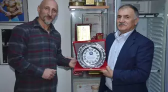 Şampiyon Üyesini Plaketle Ödüllendirdi