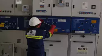 Elektrik Direklerindeki Arızayı 'Zahide Abla' Gideriyor