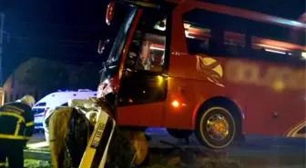 Otobüs ile Otomobil Çarpıştı