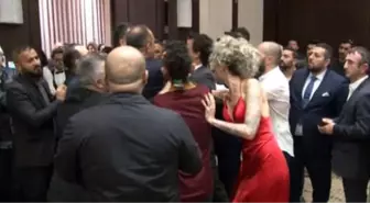 Takıntılı Hayranı, Berna Öztürk'ü Kolundan Tutup Kaçırmak İstedi