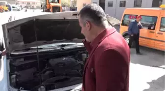 Hakkari-Kamyonetin Motor Bölümüne Sıkışan Oğlak 1 Gün Sonra Kurtarıldı